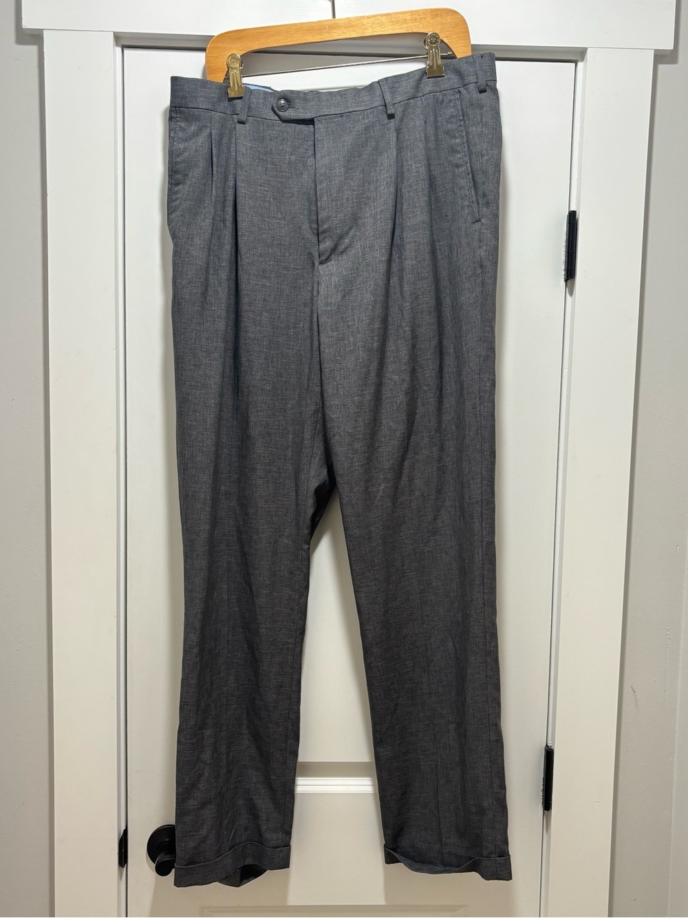 Roundtree & Yorke Men's Gray Pleated Dress Slacks